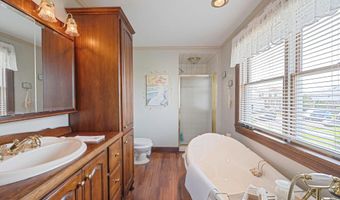 33 S Bay Ave, Amityville, NY 11701