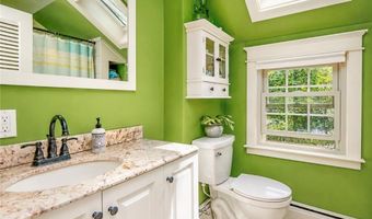 7 Boulevard E, Middletown, RI 02842