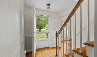 8 North Dr, Middletown, RI 02842