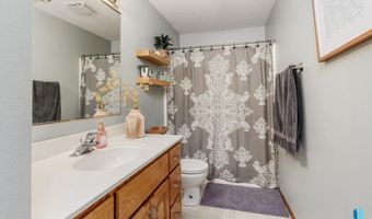 208 W Chapelwood Dr, Brandon, SD 57005