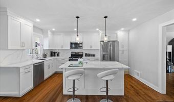 33 Coyne Ct, Bergenfield, NJ 07621