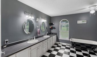 634 Alapaha River Dr, Alapaha, GA 31622