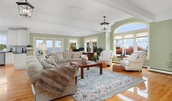 75 N Cliff Dr, Narragansett, RI 02882