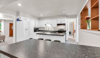 2 Oakmont Ct, Beech Grove, IN 46107