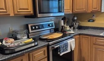 669 Metacom Ave 17, Bristol, RI 02809