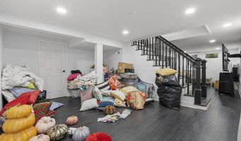 170 Red Oak Rd, Bridgeport, CT 06606