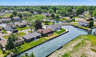 142 Channelsyde Dr, Algonac, MI 48001