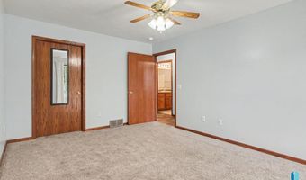 412 N 9th Ave, Brandon, SD 57005