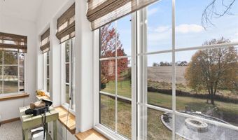5709 Oak Crest Hill Rd SE, Riverside, IA 52327