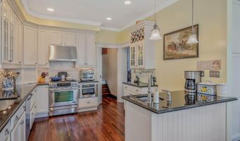 33 S Bay Ave, Amityville, NY 11701