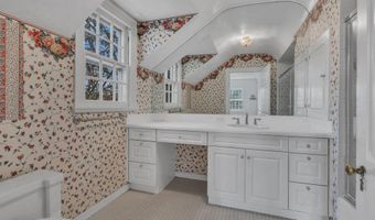 911 Middletown Lincroft Rd, Middletown, NJ 07748