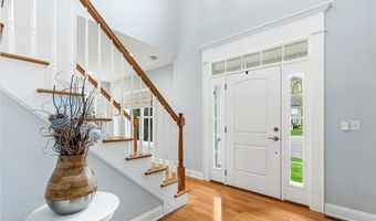 76 Woods Ln, Cranston, RI 02921