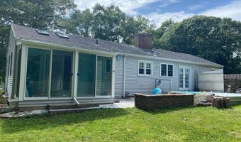 18 Beach Park Rd, Clinton, CT 06413