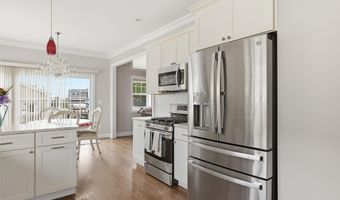 34 Meadow Ln, Amityville, NY 11701
