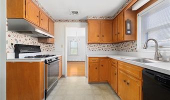 118 Wolcott Ave, Middletown, RI 02842