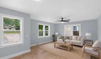 1003 S Rinker Ave, Aurora, MO 65605