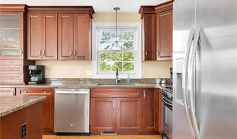 8 Green Acres Dr, Narragansett, RI 02882