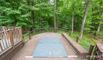 550 Greentree Ln NE, Ada, MI 49301