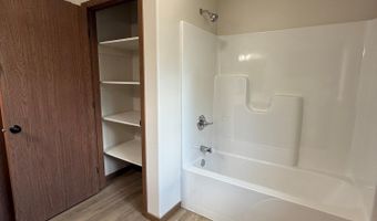 915 S 9th St, Aberdeen, SD 57401