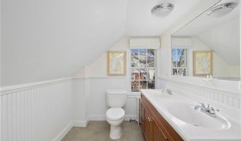 28 Extension St, Newport, RI 02840