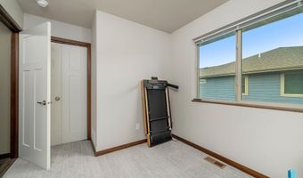 2726 E Sunburst Dr, Brandon, SD 57005