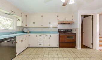 22 Whitewood Dr, Cranston, RI 02920