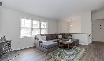 136 Hope Hill Ter, Cranston, RI 02921