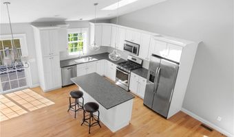 5 Thelma Ln 5, Middletown, RI 02842