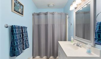 27 Ocean View Dr, Middletown, RI 02842