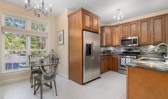 315 Old River Rd 6, Lincoln, RI 02838
