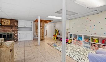 325 Shady Hill Dr, East Greenwich, RI 02818