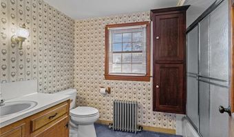 21 Foxhill Ave, Bristol, RI 02809