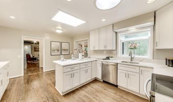 8806 FOX HILLS Trl, Potomac, MD 20854