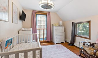 33 Wapping Dr, Bristol, RI 02809