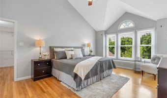 821 Heatherhaven Dr, Ballwin, MO 63011