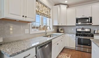 19 Putnam Ln 19, Danbury, CT 06810