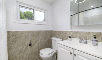 207 Hillcrest Rd, Bridgeport, CT 06606