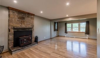 3 Henley St, Charlestown, RI 02813