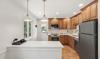 19 E MYRTLE St A, Alexandria, VA 22301