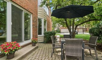 1653 N Belmont Ct, Arlington Heights, IL 60004