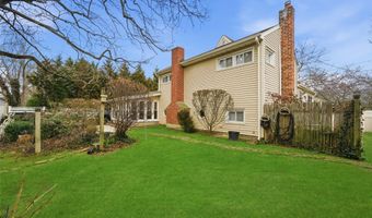 18 Gaylore Dr W, Amityville, NY 11701