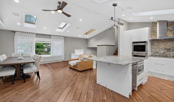 2843 S Briarwood Dr E, Arlington Heights, IL 60005