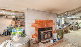 81 Amsoil Dr, Bakersville, NC 28705