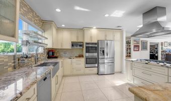 10 Macy Dr, Hewlett Bay Park, NY 11557