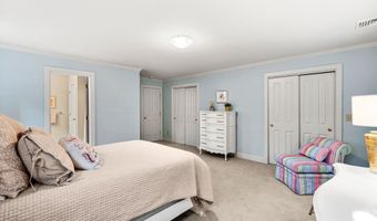 17 Canterbury Ln, Bedford, NH 03110