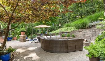 884 Village Brook Ct, Ballwin, MO 63021