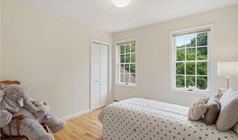 136 Holly Hills Ln, North Kingstown, RI 02874