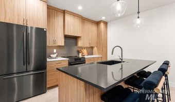 3443 N 33rd St Middle Unit, Boise, ID 83703