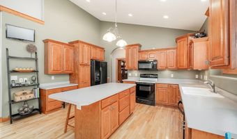 2225 E Byrum Cir, Brandon, SD 57005