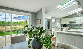 33 Meadowbrook Dr, Barrington, RI 02806